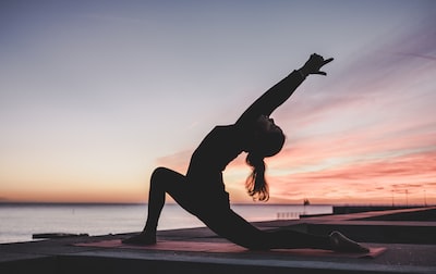 Comment bien choisir son cours de yoga en ligne